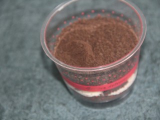 18、奥利奥香蕉木糠杯,再铺奥利奥碎