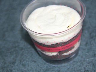 19、奥利奥香蕉木糠杯,再铺淡奶油