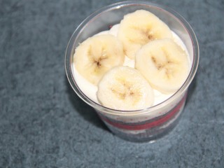 20、奥利奥香蕉木糠杯,再放香蕉片