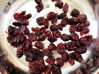 1、芝士控最爱的蔓越莓芝士条,蔓越莓干准备好