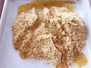 3、芝士控最爱的蔓越莓芝士条,倒入饼干末里拌匀