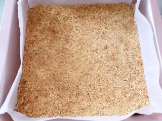 4、芝士控最爱的蔓越莓芝士条,用勺子压紧压实放入冰箱冷藏半个小时