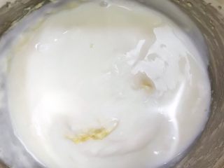 7、芝士控最爱的蔓越莓芝士条,加入酸奶拌匀