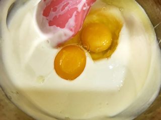 8、芝士控最爱的蔓越莓芝士条,加入一个全蛋和一个蛋黄拌匀