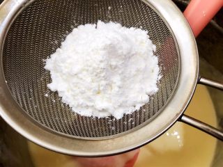 9、芝士控最爱的蔓越莓芝士条,筛入玉米淀粉翻拌均匀