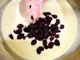 10、芝士控最爱的蔓越莓芝士条,加入蔓越莓干拌匀