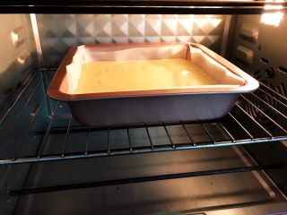 12、芝士控最爱的蔓越莓芝士条,放入预热好的烤箱中层，先140度烤40分钟，再转180度烤10分钟上色