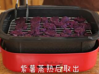 1、Q弹剔透的【紫薯水晶月饼】月饼第一弹,将紫薯蒸熟取出放入调理盆中，加入白砂糖