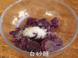 2、Q弹剔透的【紫薯水晶月饼】月饼第一弹,西米倒入调理盆中，加入白砂糖和温水，搅拌均匀