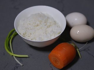 1、酱油蛋炒饭,材料准备好