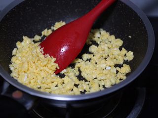 8、酱油蛋炒饭,用铲子炒散成小块
