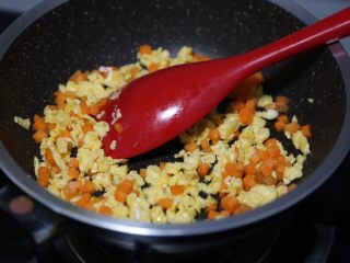 9、酱油蛋炒饭,加入胡萝卜粒翻炒
