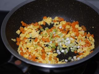10、酱油蛋炒饭,再加入葱白炒香