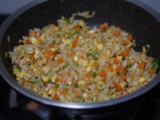 15、酱油蛋炒饭,翻炒均匀即可