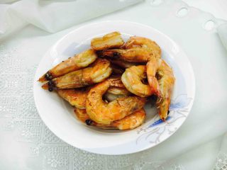 8、油焖糖醋大虾,捞出炸好的虾沥油备用。