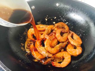 11、油焖糖醋大虾,放入炸好的大虾，倒入碗汁。
