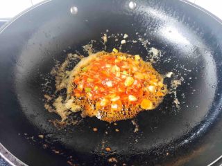 10、油焖糖醋大虾,放入2勺番茄酱炒出香味。
