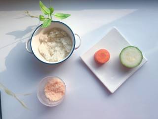 1、【宝宝辅食】12M+，虾松杂蔬炒饭,准备食材：熟米饭（要放凉后的米饭）、胡萝卜、西葫芦、自制虾松；