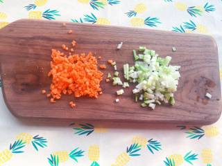 2、【宝宝辅食】12M+，虾松杂蔬炒饭,西葫芦切小丁、胡萝卜切小丁；