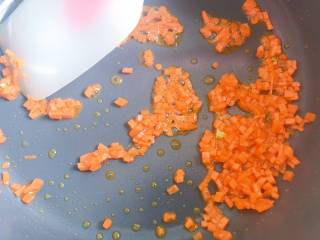 3、【宝宝辅食】12M+，虾松杂蔬炒饭,锅内倒入核桃油，油温热了以后倒入胡萝卜丁翻炒；