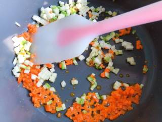 4、【宝宝辅食】12M+，虾松杂蔬炒饭,倒入西葫芦丁炒熟；