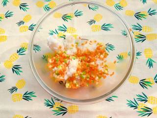 5、【宝宝辅食】12M+，虾松杂蔬炒饭,胡萝卜和西葫芦丁盛出放在大碗里，趁热把米饭加入菜中；