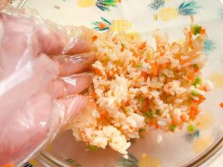 6、【宝宝辅食】12M+，虾松杂蔬炒饭,手带上食品手套，用手把所有食材抓匀即可；