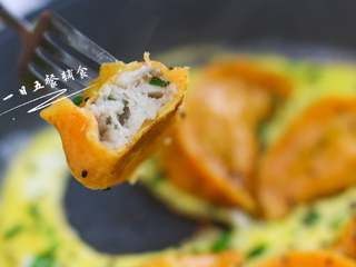 4、抱蛋煎饺,馅和皮依旧很水嫩,却很香。