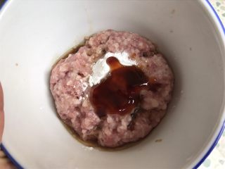 2、吃豆腐～豆腐窝蛋,加入料酒，香油，生粉，胡椒粉，蚝油，盐，搅拌均匀