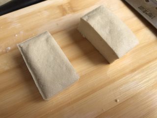 6、吃豆腐～豆腐窝蛋,豆腐切小块