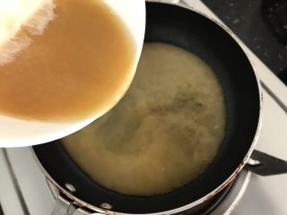 13、吃豆腐～豆腐窝蛋,热锅，把生粉倒进去搅拌煮开成芡汁