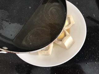 14、吃豆腐～豆腐窝蛋,再淋在豆腐上面就好了！