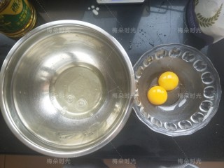 2、纸杯蛋糕（不塌不裂）,蛋清，蛋黄分离。