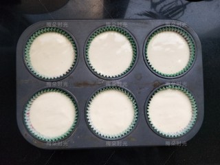 13、纸杯蛋糕（不塌不裂）,挤入纸杯。纸杯选用软纸杯。挤九分满即可。