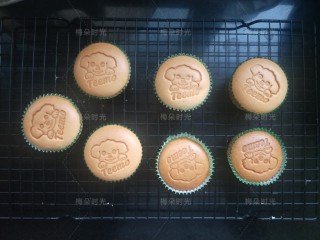 16、纸杯蛋糕（不塌不裂）,铜烙印在燃气灶上加热一分钟，然后轻轻压在蛋糕表面，停留一秒钟。漂亮的纸杯蛋糕就做好了。