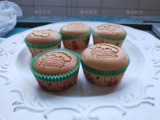 17、纸杯蛋糕（不塌不裂）,如果加九分满。烤出来就会超过纸杯高度一点点。圆鼓鼓的。如果加八分满。烤出来就会和纸杯高度差不多。图中是两种高度的。