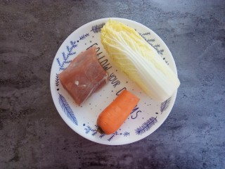 1、快手早餐馄饨皮妙用～酥香肉饼,准备食材：里脊肉一块、胡萝卜半根、娃娃菜两片、馄饨皮半斤