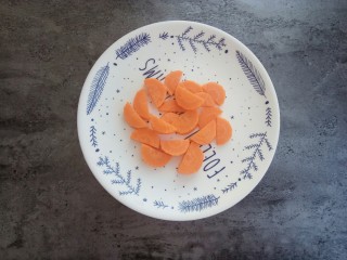 2、快手早餐馄饨皮妙用～酥香肉饼,胡萝卜切块