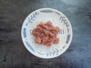 3、快手早餐馄饨皮妙用～酥香肉饼,里脊肉切成小块