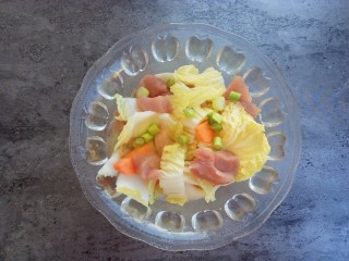 8、快手早餐馄饨皮妙用～酥香肉饼,将鸡蛋清和蔬菜肉葱花放一起