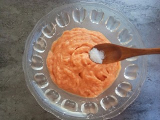 11、快手早餐馄饨皮妙用～酥香肉饼,加入适量盐