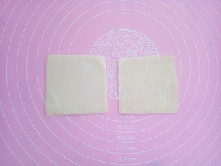 14、快手早餐馄饨皮妙用～酥香肉饼,取两张馄饨皮