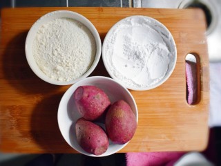 1、紫薯烧饼,准备食材。