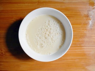 3、紫薯烧饼,将3g酵母粉融入小半碗的温水中。