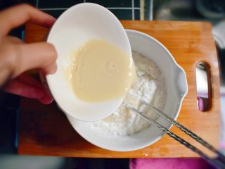 4、紫薯烧饼,倒入糯米粉与面粉混合的容器中。