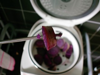 8、紫薯烧饼,蒸至用筷子可以穿过紫薯，则说明已蒸熟。