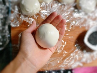 15、紫薯烧饼,揉成光滑的球。