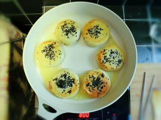 19、紫薯烧饼,小火慢煎至表面金黄时，翻面。