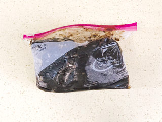 2、紫薯芝麻饼,提前准备好枣泥馅,我每年都是大红枣下来时,熬制好枣泥馅,冷冻保存,什么时候想吃甜食了,就可以自己做了