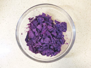 6、紫薯芝麻饼,用硅胶刀压碎